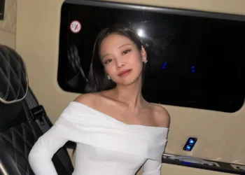 Relembre o belo look de Jennie, do Blackpink, com vestido branco Relembre-o-belo-look-de-Jennie-do-Blackpink-com-vestido-branco-capa 01