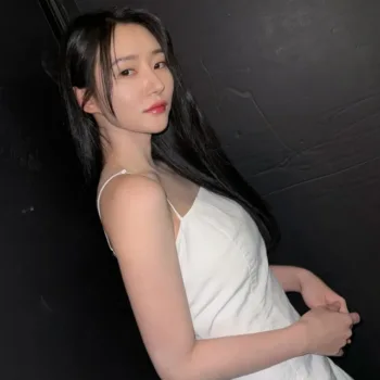 SuA, do Dreamcatcher, divulga fotos usando belo vestido branco SuA, do Dreamcatcher, divulga fotos usando belo vestido branco - capa 01