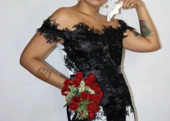 Veja o belíssimo cosplay da Mulher-Gato com vestido de Noiva, da Bruna - capa 02