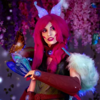 Beautiful Xayah Elderwood cosplay, from League of Legends Veja o belo cosplay da Xayah Elderwood, de League of Legends, da Mirella Ferreira - capa