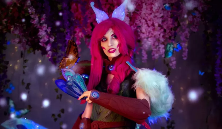 Beautiful Xayah Elderwood cosplay, from League of Legends