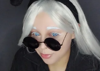 Veja o belo cosplay feminino temático do Satoru Gojo, de Jujutsu Kaisen, da Panda Veja o belo cosplay feminino do Satoru Gojo, de Jujutsu Kaisen, da Pandinha capa 01