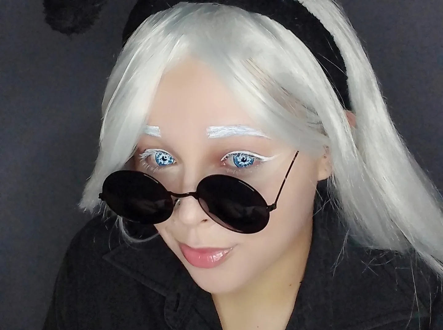 Veja o belo cosplay feminino temático do Satoru Gojo, de Jujutsu Kaisen, da Panda Veja o belo cosplay feminino do Satoru Gojo, de Jujutsu Kaisen, da Pandinha capa 01