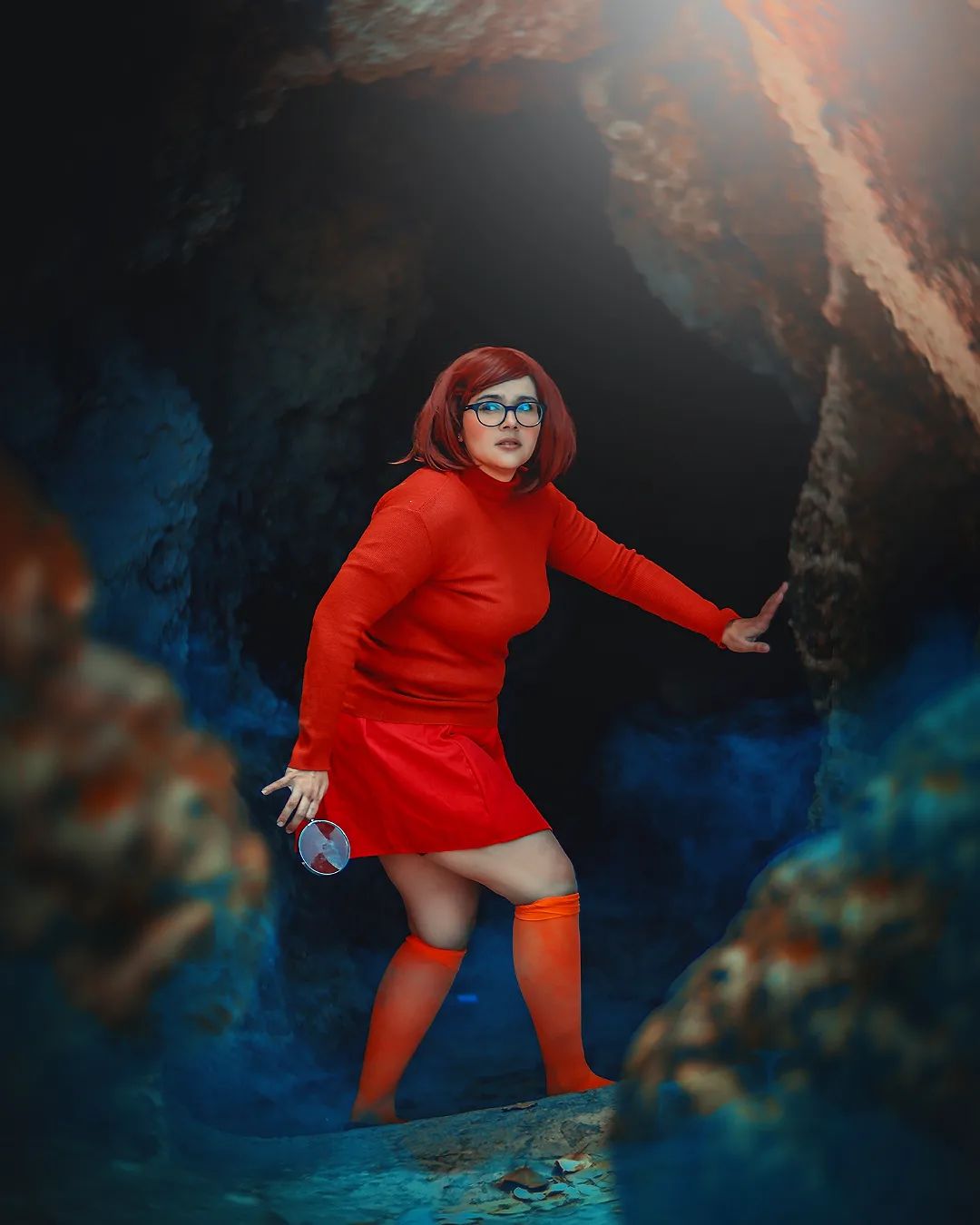 Velma Dinkley, de Scooby-Doo, neste belo cosplay da @trizcosplay