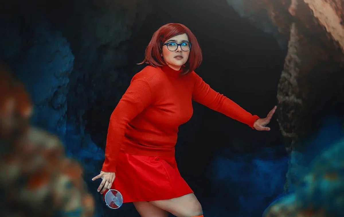 Velma Dinkley, de Scooby-Doo, neste belo cosplay da @trizcosplay