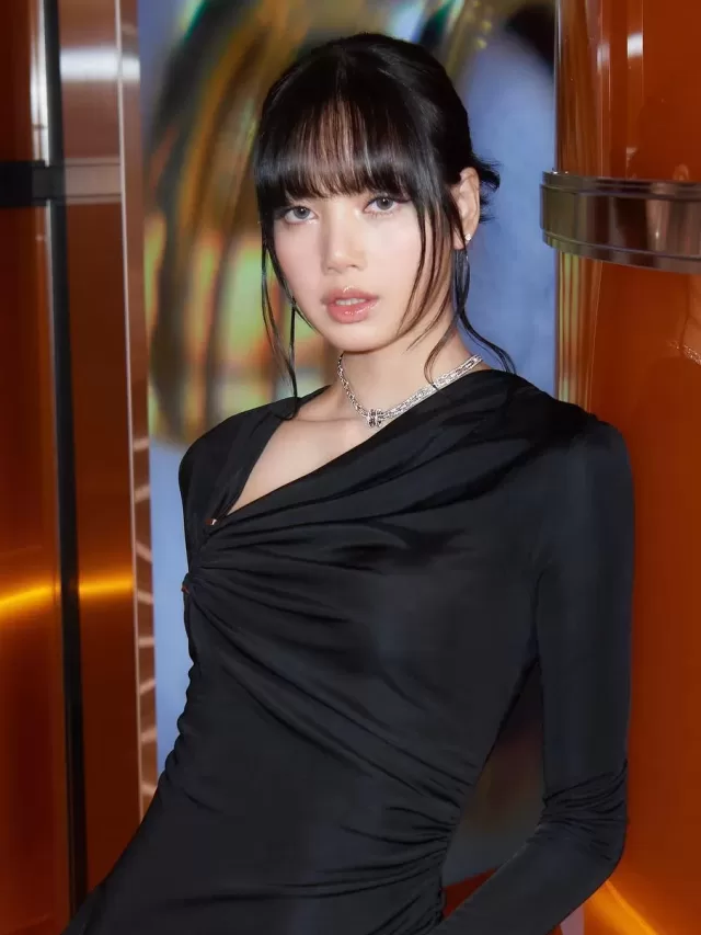Blackpink: Lisa participa de evento com belo vestido preto