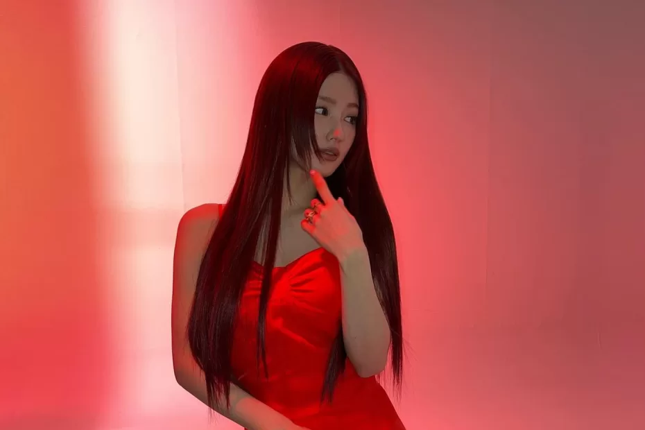 Belo look da Miyeon, do (G)I-DLE, com vestido vermelho - capa