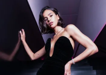 Bruna Marquezine com belo vestido preto capa