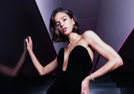 Bruna Marquezine com belo vestido preto capa
