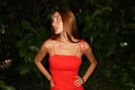 Sasha Meneghel com vestido vermelho capa 01