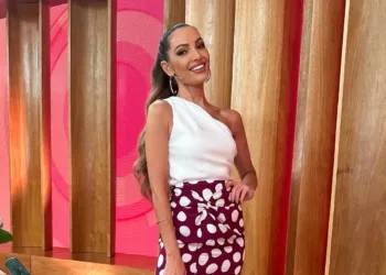 Patrícia Poeta usa look com saia de seda roxa esta semana no Encontro A-apresentadora-Patricia-Poeta-com-saia-de-seda-Abril-de-2024-capa 01