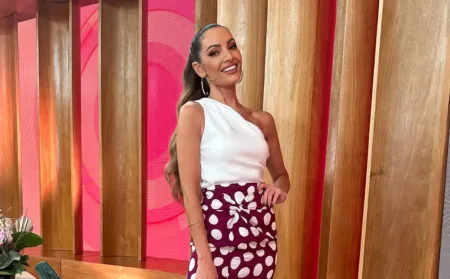 A-apresentadora-Patricia-Poeta-com-saia-de-seda-Abril-de-2024-capa 01