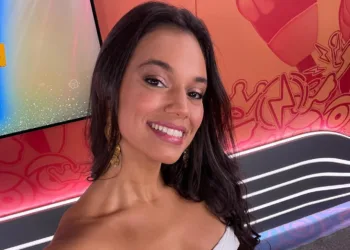 O belo look de Alane, do BBB 24, com saia dourada Alane, do BBB - Selfie Abril 2024 - 01