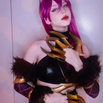 Belo cosplay da Evelynn Pop Stars, de League of Legends, da Kuhaku Taiyo - capa stories