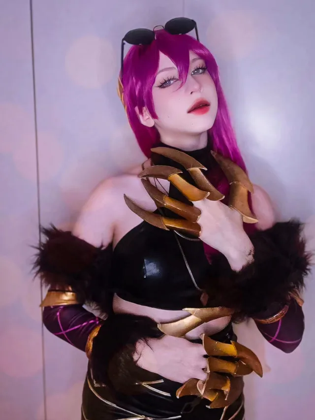 Belo cosplay da Evelynn Pop Stars, de League of Legends, da Kuhaku Taiyo