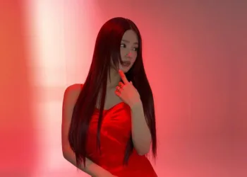 Belo-look-da-Miyeon-do-GI-DLE-com-vestido-vermelho-capa-001