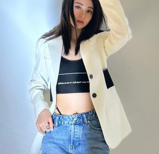 Belo look de Huh Yun-jin, do Le Sserafim, com saia jeans - capa 02
