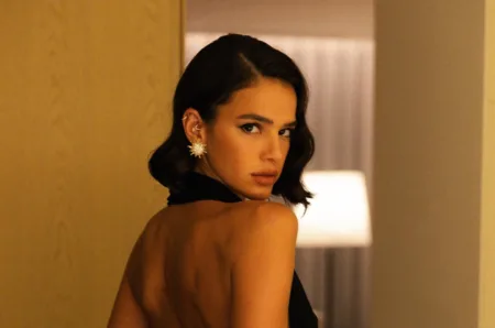 Bruna-Marquezine-com-vestido-ousado-capa-02