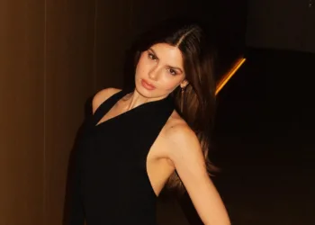 Camila Queiroz surge deslumbrante com belo vestido preto em Tokyo Camila-Queiroz-com-belo-vestido-em-Tokyo-no-Japao-capa 01