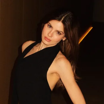 Camila-Queiroz-com-belo-vestido-em-Tokyo-no-Japao-capa 01