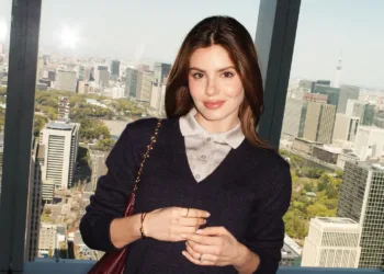 Camila-Queiroz-com-blusa-e-saia-branca-capa 01