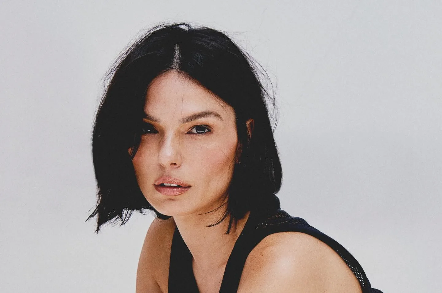 Isis Valverde surge com novo visual, com cabelos mais curtos Isis Valverde com novo visual - Cabelos mais curtinhos capa 01