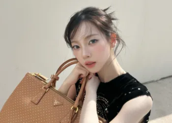 Karina, da Aespa, com lindo vestido preto e uma bolsa da Prada - capa