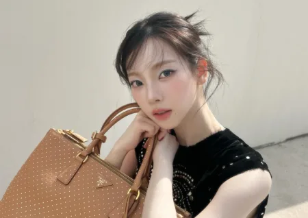 Karina, da Aespa, com lindo vestido preto e uma bolsa da Prada - capa