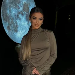 Key-Alves-com-belo-vestido-comemorando-15-milhoes-de-seguidores-no-Instagram-capa 01