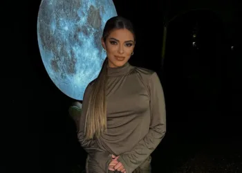 Key-Alves-com-belo-vestido-comemorando-15-milhoes-de-seguidores-no-Instagram-capa 01