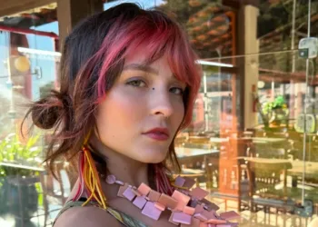 Larissa-Manoela-divulga-foto-de-bastidor-de-Traicao-Entre-Amigas-capa 01