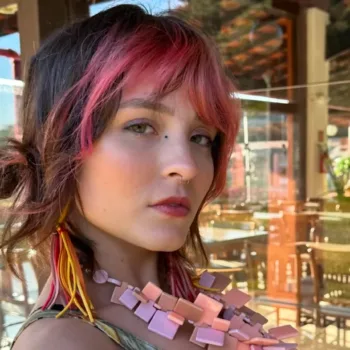 Larissa Manoela divulga fotos de bastidores do filme Traição Entre Amigas; ela será Penélope Larissa-Manoela-divulga-foto-de-bastidor-de-Traicao-Entre-Amigas-capa 01