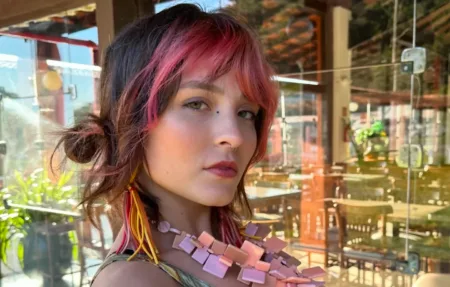 Larissa-Manoela-divulga-foto-de-bastidor-de-Traicao-Entre-Amigas-capa 01