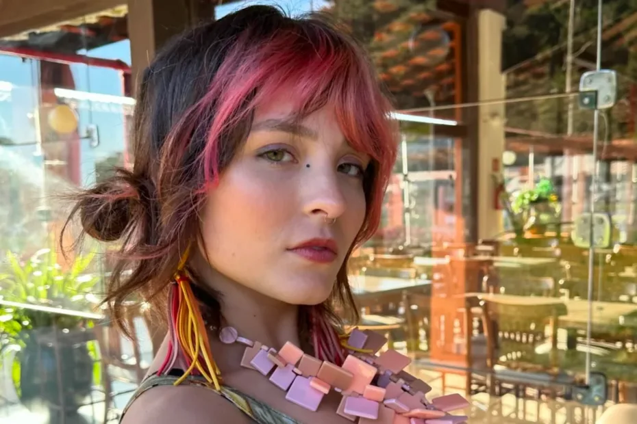 Larissa-Manoela-divulga-foto-de-bastidor-de-Traicao-Entre-Amigas-capa 01