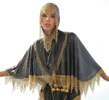 Relembre look de Bruna Marquezine no Carvanal, com bata preta brilhante e minissaia Look-de-Bruna-Marquezine-no-Carvanal-com-bata-preta-brilhante-e-minissaia-capa 02