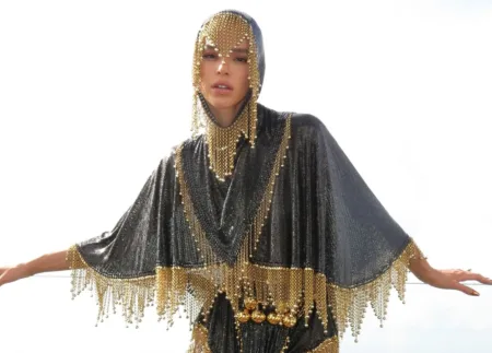 Look-de-Bruna-Marquezine-no-Carvanal-com-bata-preta-brilhante-e-minissaia-capa 02