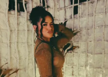 Maisa Silva com vestido capa 001