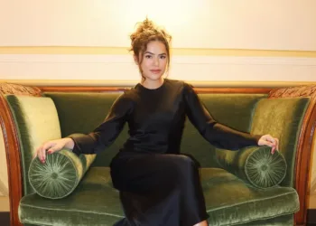 Maisa Silva surge poderosa com belíssimo vestido longo preto, em Milão, na Itália Maisa-Silva-com-vestido-longo-preto-em-Milao-capa-002