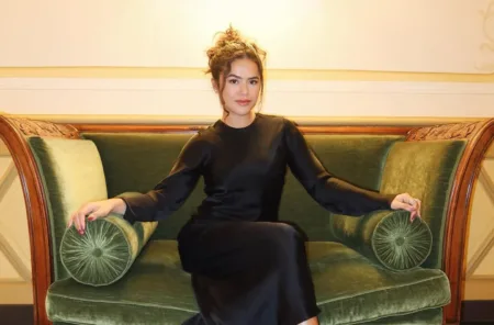 Maisa-Silva-com-vestido-longo-preto-em-Milao-capa-002