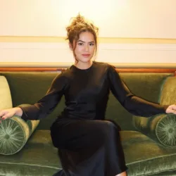 Maisa Silva surge poderosa com belíssimo vestido longo preto, em Milão, na Itália Maisa Silva com vestido longo preto em Milao capa 02