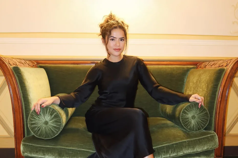 Maisa Silva com vestido longo preto em Milao capa 02
