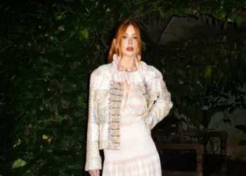 Marina Ruy Barbosa usa vestido rosa e branco e jaqueta da Chanel que custa mais de R$ 80 mil Marina Ruy Barbosa com jaqueta da Chanel e vestido listrado rosa e branco - capa