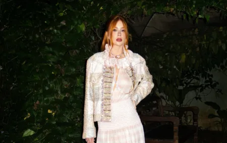 Marina Ruy Barbosa com jaqueta da Chanel e vestido listrado rosa e branco - capa