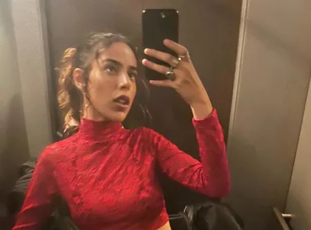 Marina Sena usa look com cropped e saia vermelha no Mesacast, do BBB 24 - capa