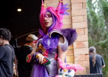 Veja o belo cosplay da Xayah Star Guardian, de League of Legends, da Isadora Nova foto do belo cosplay da Xayah Star Guardian, de League of Legends, da bubuphel - capa