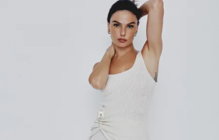 O belo look de Isis Valverde com vestido off white capa