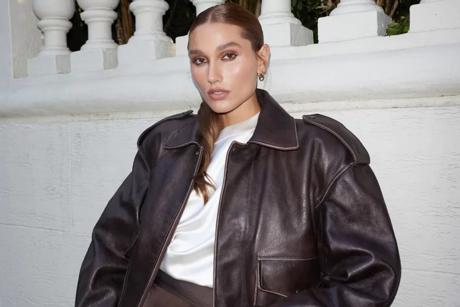 O belo look de Sasha Meneghel com jaqueta de couro e saia transparente - capa