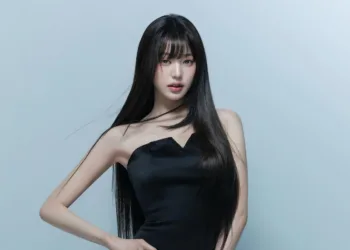 O belo look de Wonyoung, do Ive, com vestido preto - capa