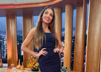 Patricia-Poeta-com-vestido-Capa-abril-2024-0002