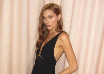 Sasha Meneghel usa belo look com vestido longo preto Sasha-Meneghel-usa-belo-look-com-vestido-longo-preto-capa 02